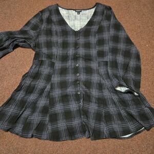 Torrid Fit and Flare Rayon Slub Button Up Top In Black And Gray Size 1 (14/16)